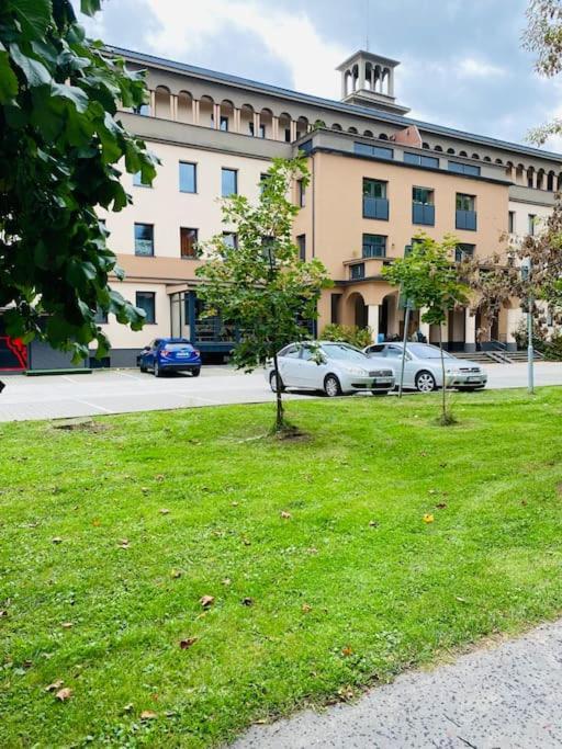 Residence Park Lovely Apartman With Private Parking Kysucke Nove Mesto Extérieur photo
